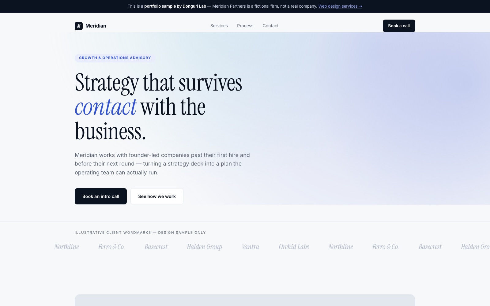 経営コンサル・士業向けサイトサンプル、ネイビーとセリフ体で信頼感を見せる構成